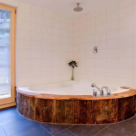 3 Beds In Traditional Swiss Chalet